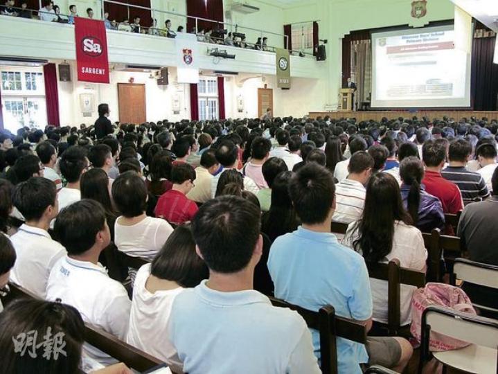 約2200名家長昨出席男拔小學兩場小一入學簡介會,不少家長一早到場輪候門票,禮堂擠滿攜同子女出席的家長。(莫凱琳攝) 約2200名家長昨出席男拔小學兩場小一入學簡介會,不少家長一早到場輪候門票,禮堂擠滿攜同子女出席的家長。(莫凱琳攝)