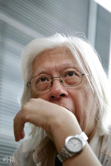 莫昭如(林俊源攝) 「你有聽過一個說法,是做art也是一種action吧?」《或者藝術,或者革命﹕莫昭如的藝術實戰》(圖左)(林俊源攝) 「創作的欲望是與生俱來的,你看小孩子便是最有創意的,那為何我們長大後都失了這種才能,是因為父母、學校、社會令我們變得只懂被動接收,而不是主動的創造。」(林俊源攝) 「假若在社會運動中多一點藝術文化技巧或活動,而不只是不停的開會和爭辯,相信有助團體建立互信和團結。」(林俊源攝) 莫昭如(林俊源攝) 「你有聽過一個說法,是做art也是一種action吧?」《或者藝術,或者革命﹕莫昭如的藝術實戰》(圖左)(林俊源攝) 「創作的欲望是與生俱來的,你看小孩子便是最有創意的,那為何我們長大後都失了這種才能,是因為父母、學校、社會令我們變得只懂被動接收,而不是主動的創造。」(林俊源攝) 「假若在社會運動中多一點藝術文化技巧或活動,而不只是不停的開會和爭辯,相信有助團體建立互信和團結。」(林俊源攝)