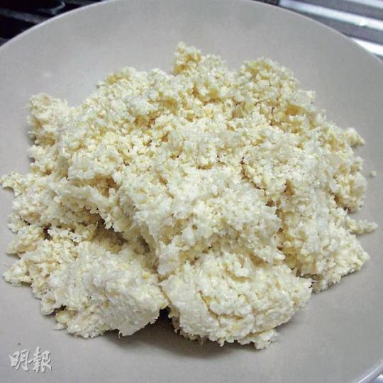 豆渣帶有淡淡豆香,纖維豐富又飽肚,混進不同食材中,不浪費之餘,也省掉本身的食材,增加口感,以下是我的豆渣實驗。(饒雙宜攝) 這款曲奇口感軟糯,乾果有嚼勁又飽肚,蜜糖的香味,令人食不停口。(饒雙宜攝) Gee 茹素,但香港並不是一個veggan-friendly的地方,她愛進廚房作實驗,是興趣也是迫於無奈。每天帶飯上班,確保吃素也有均衡營養,除了注意要吃不同顏色的蔬菜,Gee也重視豆類食品,因其代替了肉類,是攝取蛋白質的重要途徑,她自製豆漿,也研究了不少豆渣的用途,是日她分享了豆渣曲奇的製法。(饒 豆渣帶有淡淡豆香,纖維豐富又飽肚,混進不同食材中,不浪費之餘,也省掉本身的食材,增加口感,以下是我的豆渣實驗。(饒雙宜攝) 這款曲奇口感軟糯,乾果有嚼勁又飽肚,蜜糖的香味,令人食不停口。(饒雙宜攝) Gee 茹素,但香港並不是一個veggan-friendly的地方,她愛進廚房作實驗,是興趣也是迫於無奈。每天帶飯上班,確保吃素也有均衡營養,除了注意要吃不同顏色的蔬菜,Gee也重視豆類食品,因其代替了肉類,是攝取蛋白質的重要途徑,她自製豆漿,也研究了不少豆渣的用途,是日她分享了豆渣曲奇的製法。(饒
