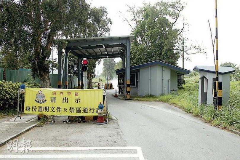 a. 香港境內的坪輋路邊境管制站。新東北發展後管制站將會向前推移至沙頭角公路馬尾下段與孔嶺村交界附近,屆時孔嶺村、浸會園等地也會增至管制區內。(林俊源攝) b. 坪原路附近的有機種植園「德小綠洲」,位於坪輋及打鼓嶺發展區,到訪當天煙霞頗多,但仍可望到深圳的高樓。(林俊源攝) c. 聯和墟內的新漢記(林俊源攝) d. 古洞北內,梧桐河附近的華山公立學校因收生不足而被殺,主樓上校名依稀可見。新建的教育城學童數目是否足夠亦值得關注。(林俊源攝) e. 粉嶺北中的梧桐河兩旁計劃作低密度私宅,在河邊的私人 a. 香港境內的坪輋路邊境管制站。新東北發展後管制站將會向前推移至沙頭角公路馬尾下段與孔嶺村交界附近,屆時孔嶺村、浸會園等地也會增至管制區內。(林俊源攝) b. 坪原路附近的有機種植園「德小綠洲」,位於坪輋及打鼓嶺發展區,到訪當天煙霞頗多,但仍可望到深圳的高樓。(林俊源攝) c. 聯和墟內的新漢記(林俊源攝) d. 古洞北內,梧桐河附近的華山公立學校因收生不足而被殺,主樓上校名依稀可見。新建的教育城學童數目是否足夠亦值得關注。(林俊源攝) e. 粉嶺北中的梧桐河兩旁計劃作低密度私宅,在河邊的私人