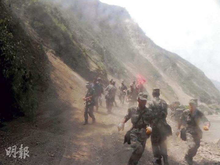 記者進入震央半路突然有落石,現場沙塵四起,救援人員奔走躲避。(李泉攝) 昨日災區開始有死者出殯。圖為親屬在場等待送殯。(李泉攝) 震央洛澤河鎮中心街頭,除了落石和救援人員,街上一片冷清。(李泉攝) 記者進入震央半路突然有落石,現場沙塵四起,救援人員奔走躲避。(李泉攝) 昨日災區開始有死者出殯。圖為親屬在場等待送殯。(李泉攝) 震央洛澤河鎮中心街頭,除了落石和救援人員,街上一片冷清。(李泉攝)