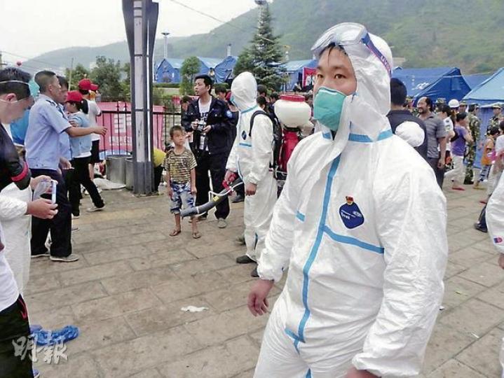 防疫人員到災區噴灑消毒藥水,防止疫情發生。(李泉攝) 防疫人員到災區噴灑消毒藥水,防止疫情發生。(李泉攝)
