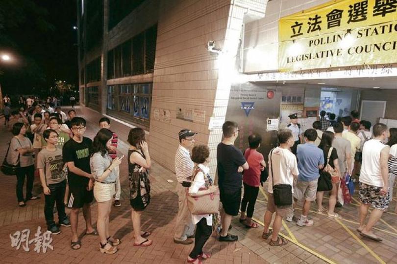 今屆立選的投票率較上屆高,其中將軍澳調景嶺一個票站於黃昏至晚飯時間出現投票人龍,每人大約要排隊半小時才可投下神聖一票。(郭慶輝攝) 今屆投票率高於上屆,中大政治與行政學系高級講師蔡子強分析,近月的國民教育科風波,加上特首梁振英上任發生連串負面事件,令更多人投票。(李紹昌攝) 投票於晚上10時30分截龍,麥女士是最後進入將軍澳維景灣畔票站的選民,她於10時55分完成投票後離場時表示,較早前曾到過票站,因太多人排隊而折返,等至關門前再排隊。(郭慶輝攝) (明報製圖) (明報製圖) 今屆立選的投票率較上屆高,其中將軍澳調景嶺一個票站於黃昏至晚飯時間出現投票人龍,每人大約要排隊半小時才可投下神聖一票。(郭慶輝攝) 今屆投票率高於上屆,中大政治與行政學系高級講師蔡子強分析,近月的國民教育科風波,加上特首梁振英上任發生連串負面事件,令更多人投票。(李紹昌攝) 投票於晚上10時30分截龍,麥女士是最後進入將軍澳維景灣畔票站的選民,她於10時55分完成投票後離場時表示,較早前曾到過票站,因太多人排隊而折返,等至關門前再排隊。(郭慶輝攝) (明報製圖) (明報製圖)