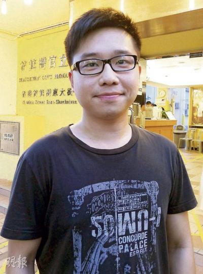 第一次投票的90後葉先生說,自小對政治有興趣,希望透過投票讓更多泛民人士在議會代表市民發聲。(李芷君攝) 首次投票的80後謝先生,因不滿一簽多行政策而刺激其投票意欲,他又投訴政府宣傳不足,如何投選一人兩票不清晰。(丘楚怡攝) 第一次投票的90後葉先生說,自小對政治有興趣,希望透過投票讓更多泛民人士在議會代表市民發聲。(李芷君攝) 首次投票的80後謝先生,因不滿一簽多行政策而刺激其投票意欲,他又投訴政府宣傳不足,如何投選一人兩票不清晰。(丘楚怡攝)