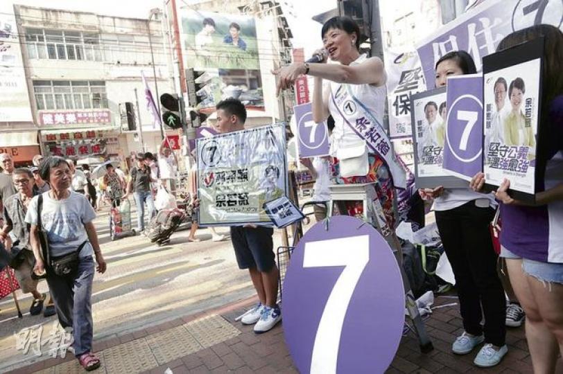 余若薇伙拍郭家麒出選新界西,再次排在名單第二位,昨投票日兩人所到之處,都可見到「保住余若薇」的標語。(余俊亮攝) 余若薇伙拍郭家麒出選新界西,再次排在名單第二位,昨投票日兩人所到之處,都可見到「保住余若薇」的標語。(余俊亮攝)