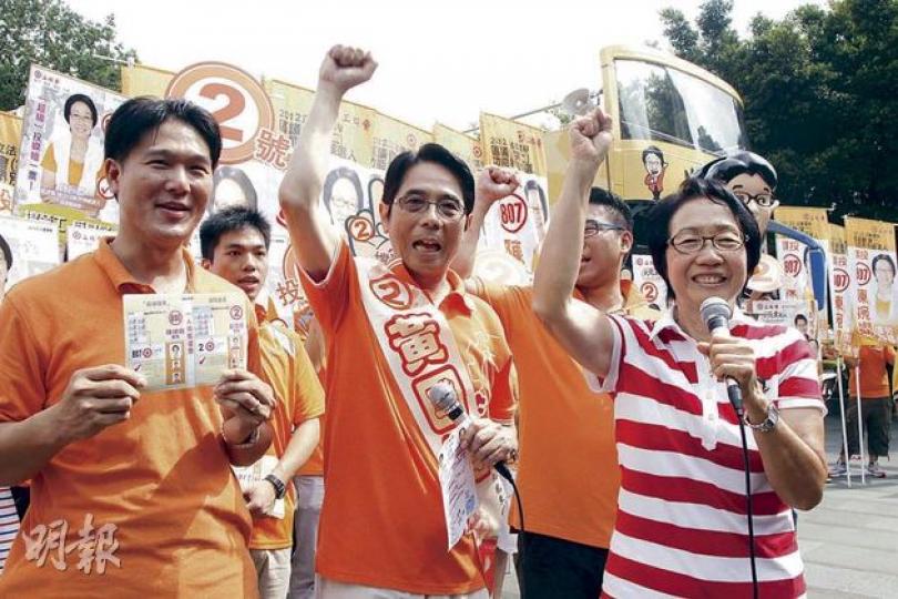 競逐超級區議會議席的工聯會陳婉嫻(前右),昨早仍興高采烈為工聯會手足黃國健拉票。(林俊源攝) 至中午,開始傳出「陳婉嫻已(夠票)當選」,選民被勸不用投她一票,令陳婉嫻下午破例「發嬲告急」。(尹錦恩攝) 過往在新界東立法會選舉一帆風順的劉江華(右二),昨晚票站調查指機會較低,他直言超級區議會選戰混亂,競選艱難,昨難料選舉結果。(余俊亮攝) 競逐超級區議會議席的工聯會陳婉嫻(前右),昨早仍興高采烈為工聯會手足黃國健拉票。(林俊源攝) 至中午,開始傳出「陳婉嫻已(夠票)當選」,選民被勸不用投她一票,令陳婉嫻下午破例「發嬲告急」。(尹錦恩攝) 過往在新界東立法會選舉一帆風順的劉江華(右二),昨晚票站調查指機會較低,他直言超級區議會選戰混亂,競選艱難,昨難料選舉結果。(余俊亮攝)