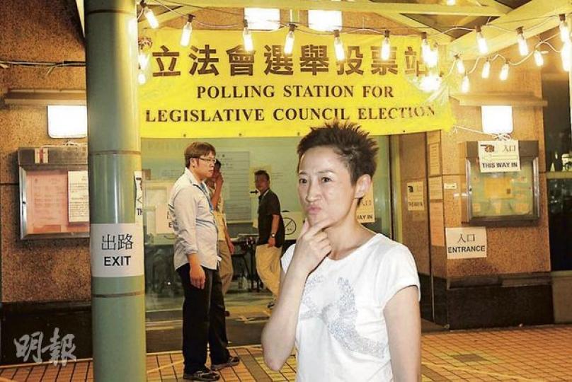 公民黨陳淑莊昨整天表現緊張,但至票站關門、得悉自己選情在票站調查列為「機會均等」後,終鬆一口氣,更嘟嘴扮鬼臉。(李紹昌攝) 公民黨陳淑莊昨整天表現緊張,但至票站關門、得悉自己選情在票站調查列為「機會均等」後,終鬆一口氣,更嘟嘴扮鬼臉。(李紹昌攝)