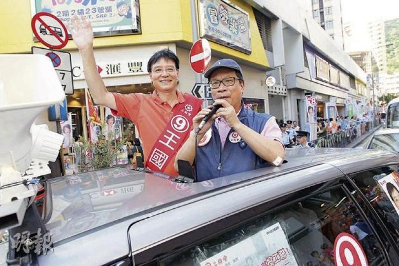 工聯會榮譽會長鄭耀棠(右)昨為轉戰港島的王國興(左)助選。他再次開腔狠批民建聯在多區「出口術」,散播工聯會已夠票的謠言,「 工聯會榮譽會長鄭耀棠(右)昨為轉戰港島的王國興(左)助選。他再次開腔狠批民建聯在多區「出口術」,散播工聯會已夠票的謠言,「
