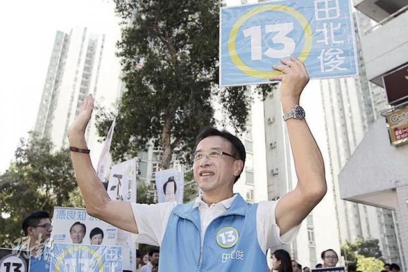 自由黨榮譽主席田北俊昨日馬不停蹄拉票,他形容雖然民調高企,但亦不敢鬆懈,特別是部分對手團隊宣稱他夠票的說法,呼籲支持他的選民要堅持,勿因謠言轉投其他候選人。(郭慶輝攝) (明報製圖) 自由黨榮譽主席田北俊昨日馬不停蹄拉票,他形容雖然民調高企,但亦不敢鬆懈,特別是部分對手團隊宣稱他夠票的說法,呼籲支持他的選民要堅持,勿因謠言轉投其他候選人。(郭慶輝攝) (明報製圖)