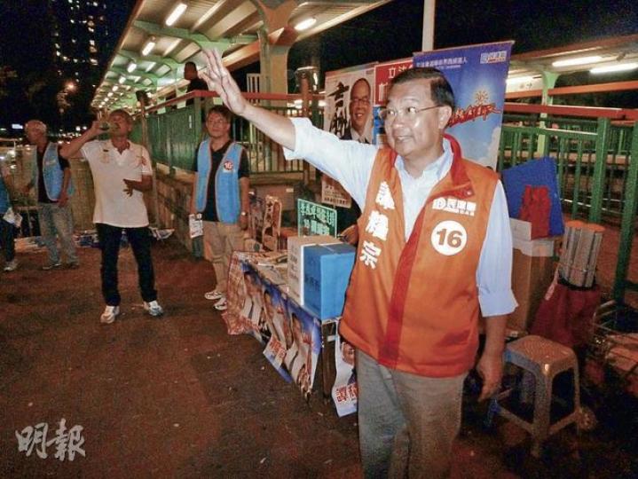 昨午譚耀宗原定跨區為陳恒鑌拉票,但活動突告取消留守屯門,至昨夜譚耀宗留在屯門新圍苑拉票,他稱:「原本都話得閒先幫陳恒鑌。」(屈俊樂攝) (明報製圖) 昨午譚耀宗原定跨區為陳恒鑌拉票,但活動突告取消留守屯門,至昨夜譚耀宗留在屯門新圍苑拉票,他稱:「原本都話得閒先幫陳恒鑌。」(屈俊樂攝) (明報製圖)