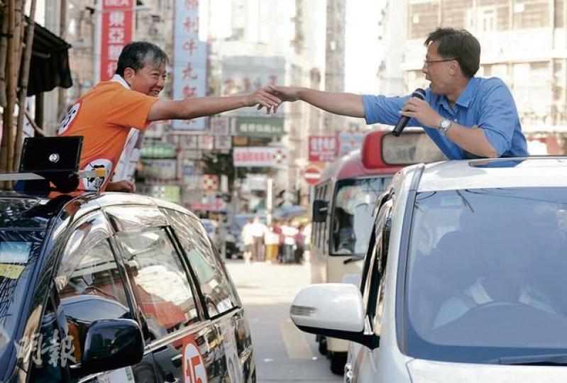 新界西候選人李卓人(左)同何君堯(右)噚日喺元朗「狹路相逢」,反而互相鼓勵對方加油,仲嚟一個「浪漫握手」。(余俊亮攝) 新界西候選人李卓人(左)同何君堯(右)噚日喺元朗「狹路相逢」,反而互相鼓勵對方加油,仲嚟一個「浪漫握手」。(余俊亮攝)
