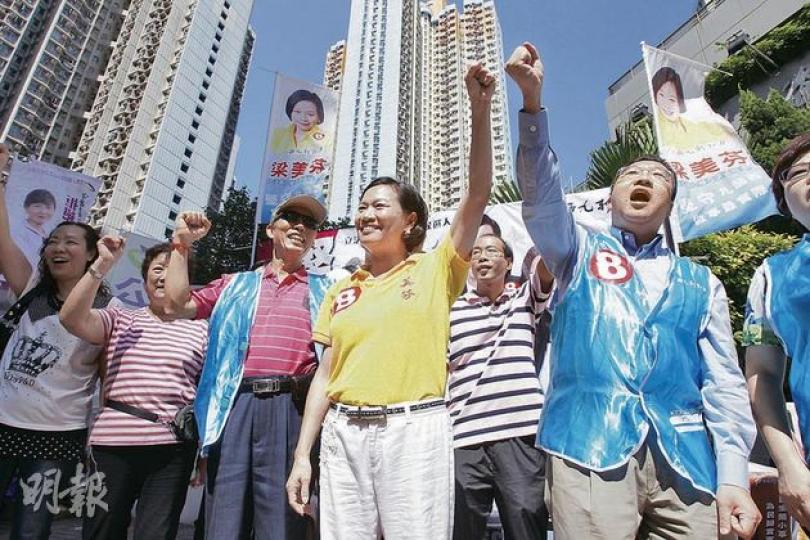 票站調查指「勝算較高」的梁美芬(前),昨到旺角海富苑外與支持者站台拉票。(林俊源攝) 有自稱是梁美芬支持者於何文田常樂邨長者屋外,接載長者到票站投票,他們稱是以私人身分安排私家車接載行動不便長者。(葉思雅攝) (明報製圖) 票站調查指「勝算較高」的梁美芬(前),昨到旺角海富苑外與支持者站台拉票。(林俊源攝) 有自稱是梁美芬支持者於何文田常樂邨長者屋外,接載長者到票站投票,他們稱是以私人身分安排私家車接載行動不便長者。(葉思雅攝) (明報製圖)