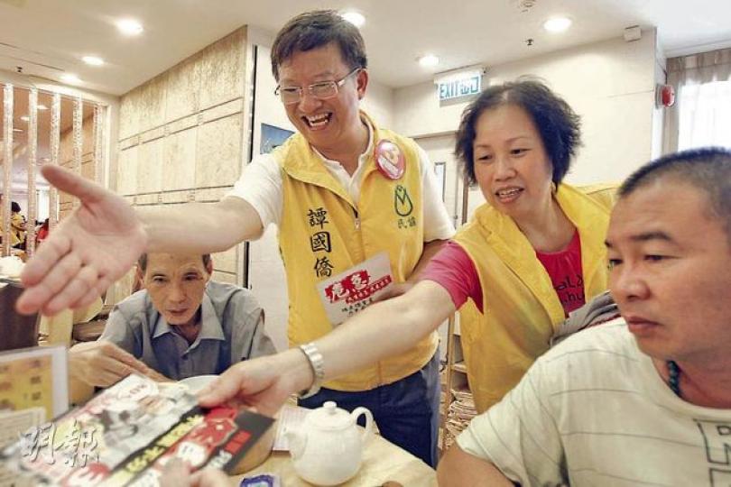民協譚國僑(右三)昨把握機會,到「老巢」深水埗「洗酒樓」,盡力鞏固地區支持。(林俊源攝) 民協譚國僑(右三)昨把握機會,到「老巢」深水埗「洗酒樓」,盡力鞏固地區支持。(林俊源攝)