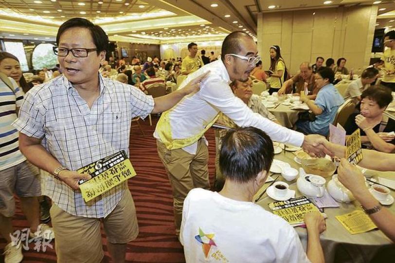 人民力量黃毓民(左)於藍田啟田為其黨友、九龍東候選人黃洋達(右)拉票,受支持者歡迎。(葉家豪攝) 本身為新界東候選人的長毛梁國雄(右),昨跨區到九龍東為陶君行(左)拉票,兩人昨午乘車在區內巡遊,透過大聲公高呼口號。(尹錦恩攝) 立法會九龍東候選人謝偉俊(圖)於淘大拉票期間,遇上社民連狙擊,社民連新東候選人梁國雄更在後方,舉起「沒有更無恥,只有更無恥」的紙牌,謝偉俊背對示威者並保持笑容,繼續揮手拉票。 (葉家豪攝) 人民力量黃毓民(左)於藍田啟田為其黨友、九龍東候選人黃洋達(右)拉票,受支持者歡迎。(葉家豪攝) 本身為新界東候選人的長毛梁國雄(右),昨跨區到九龍東為陶君行(左)拉票,兩人昨午乘車在區內巡遊,透過大聲公高呼口號。(尹錦恩攝) 立法會九龍東候選人謝偉俊(圖)於淘大拉票期間,遇上社民連狙擊,社民連新東候選人梁國雄更在後方,舉起「沒有更無恥,只有更無恥」的紙牌,謝偉俊背對示威者並保持笑容,繼續揮手拉票。 (葉家豪攝)