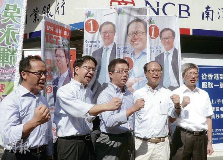 公共專業聯盟5名參與傳統功能界別的候選人,昨日拉票時高呼口號。(陳淑安攝) 公共專業聯盟5名參與傳統功能界別的候選人,昨日拉票時高呼口號。(陳淑安攝)
