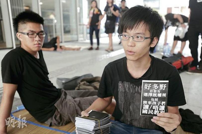 麥同學(右)和他的同學準備通宵留守政府總部,然後讓學聯明天罷課行動接力,繼續爭取撤回國民教育科。(尹錦恩攝) 麥同學(右)和他的同學準備通宵留守政府總部,然後讓學聯明天罷課行動接力,繼續爭取撤回國民教育科。(尹錦恩攝)
