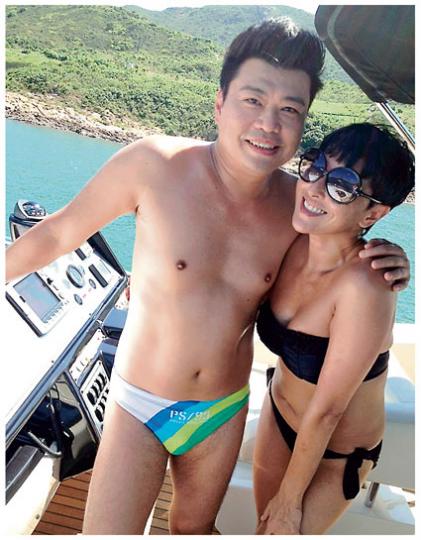 阮兆祥變身肌肉男,連大肚腩也消失了,難怪連身穿三點式的上山安娜也被比下去了。(微博圖片) 阮兆祥在自己的微博只上載露兩點的照片,較為含蓄。(微博圖片) 阮兆祥變身肌肉男,連大肚腩也消失了,難怪連身穿三點式的上山安娜也被比下去了。(微博圖片) 阮兆祥在自己的微博只上載露兩點的照片,較為含蓄。(微博圖片)
