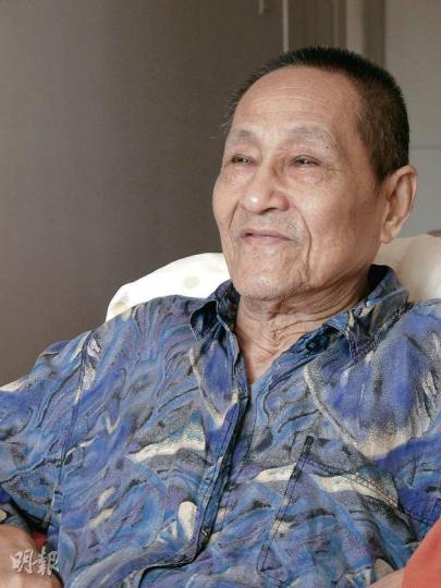 現年80歲的鮑彤身形瘦削,右眼年初時一度失明,現時觀看物件也時有吃力,但思維敏捷。(明報記者攝) 鮑彤(前右)家中掛有他1996年出獄不久拍的全家福,一家人難得再聚。(明報記者翻攝) 現年80歲的鮑彤身形瘦削,右眼年初時一度失明,現時觀看物件也時有吃力,但思維敏捷。(明報記者攝) 鮑彤(前右)家中掛有他1996年出獄不久拍的全家福,一家人難得再聚。(明報記者翻攝)
