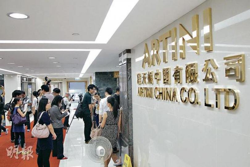 雅天妮高層避見傳媒,大批記者只有在沒有冷氣的走廊「焗住等」。(林俊源攝) 雅天妮公司樓下報攤檔主(圖)表示,5月時曾見過公司老闆謝超群,對方還請她吃飯,覺得對方當時精神沒什麼異樣。(明報記者攝) 雅天妮高層避見傳媒,大批記者只有在沒有冷氣的走廊「焗住等」。(林俊源攝) 雅天妮公司樓下報攤檔主(圖)表示,5月時曾見過公司老闆謝超群,對方還請她吃飯,覺得對方當時精神沒什麼異樣。(明報記者攝)