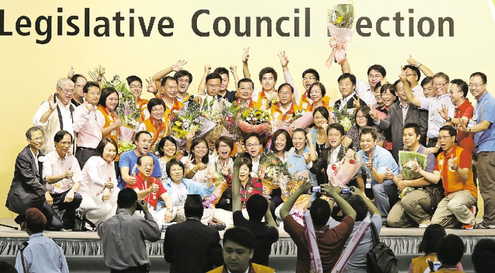 民建聯配票策略成功,派出3張名單出選新界西,結果譚耀宗、陳恒鑌及梁志祥齊齊晉身立法會,選管會宣布結果後,民建聯一眾黨友及助選團齊齊上台祝捷。(李澤彤攝) 公民黨在今屆直選的策略備受非議,但爭取連任的兩女將余若薇(左一)及陳淑莊(左二)雖敗選,仍能保送兩男將郭家麒(右一)及陳家洛(右三)入立法會。(余俊亮攝) 民建聯配票策略成功,派出3張名單出選新界西,結果譚耀宗、陳恒鑌及梁志祥齊齊晉身立法會,選管會宣布結果後,民建聯一眾黨友及助選團齊齊上台祝捷。(李澤彤攝) 公民黨在今屆直選的策略備受非議,但爭取連任的兩女將余若薇(左一)及陳淑莊(左二)雖敗選,仍能保送兩男將郭家麒(右一)及陳家洛(右三)入立法會。(余俊亮攝)