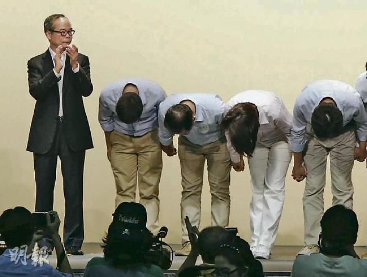 5個超級議席中,建制派取得兩席,得票19.9萬的民建聯副主席劉江華(左一)落敗,宣布結果時他站在台上,拍手祝賀其他當選人,看着高票當選黨友李慧琼(右二)的團隊鞠躬致謝時,他只能勉強微笑。(李澤彤攝) 民主黨涂謹申(前排左二)、民主黨何俊仁(前排左一)和民協馮檢基(前排左三)齊齊勝出超級區議會議席,超選被視為泛民與建制重要戰場,但因泛民地區直選受挫,勝出者均未有表現得太興奮。(李紹昌攝) (明報製圖) 5個超級議席中,建制派取得兩席,得票19.9萬的民建聯副主席劉江華(左一)落敗,宣布結果時他站在台上,拍手祝賀其他當選人,看着高票當選黨友李慧琼(右二)的團隊鞠躬致謝時,他只能勉強微笑。(李澤彤攝) 民主黨涂謹申(前排左二)、民主黨何俊仁(前排左一)和民協馮檢基(前排左三)齊齊勝出超級區議會議席,超選被視為泛民與建制重要戰場,但因泛民地區直選受挫,勝出者均未有表現得太興奮。(李紹昌攝) (明報製圖)