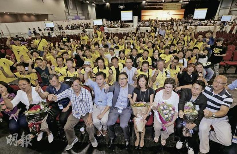 人民力量今屆選舉取得逾17萬票,與路線相近的社民連合共取得逾26萬票,比民主黨及公民黨各自得票多,昨晚點票大會其助選團亦織出一片「黃海」。(李澤彤攝) 人民力量今屆選舉取得逾17萬票,與路線相近的社民連合共取得逾26萬票,比民主黨及公民黨各自得票多,昨晚點票大會其助選團亦織出一片「黃海」。(李澤彤攝)