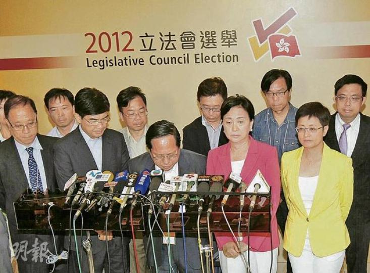 民主黨昨早在直選結果公布後不久召開記者會,主席何俊仁(前排右3)宣布辭去黨主席一職,由劉慧卿(前排右2)暫代。(李紹昌攝) 民主黨昨早在直選結果公布後不久召開記者會,主席何俊仁(前排右3)宣布辭去黨主席一職,由劉慧卿(前排右2)暫代。(李紹昌攝)