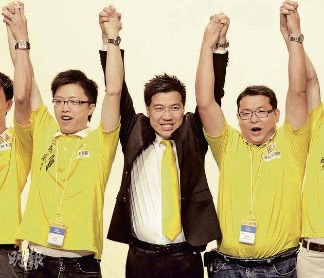 政改後退出民主黨另起爐灶的新民主同盟范國威(中),在選舉中取得2.8萬票,取得新東末席,是該黨零的突破。(余俊亮攝) 32歲的民建聯何俊賢高票當選漁農界,為民建聯增添多一個功能界別議席。該黨在是次選舉,由原來的10席增至13席。(余俊亮攝) 公民黨毛孟靜(左二)上屆以1.7萬票飲恨九西,今屆奪得近3.8萬票,以第三名當選,首次進入議會。右一為名單排第二的王德全。(鄧宗弘攝) 政改後退出民主黨另起爐灶的新民主同盟范國威(中),在選舉中取得2.8萬票,取得新東末席,是該黨零的突破。(余俊亮攝) 32歲的民建聯何俊賢高票當選漁農界,為民建聯增添多一個功能界別議席。該黨在是次選舉,由原來的10席增至13席。(余俊亮攝) 公民黨毛孟靜(左二)上屆以1.7萬票飲恨九西,今屆奪得近3.8萬票,以第三名當選,首次進入議會。右一為名單排第二的王德全。(鄧宗弘攝)