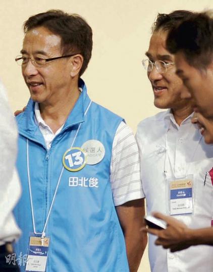 離開自由黨加入新民黨的田北辰(左二)出戰新西當選,將和屬自由黨的哥哥田北俊(左一)齊齊做立法會議員。(張景寧攝) 自由黨劉健儀(前)落選後決定辭任主席,榮譽主席田北俊認為她的落敗是「自由黨、立法會以至香港的輸」。(劉焌陶攝) 離開自由黨加入新民黨的田北辰(左二)出戰新西當選,將和屬自由黨的哥哥田北俊(左一)齊齊做立法會議員。(張景寧攝) 自由黨劉健儀(前)落選後決定辭任主席,榮譽主席田北俊認為她的落敗是「自由黨、立法會以至香港的輸」。(劉焌陶攝)