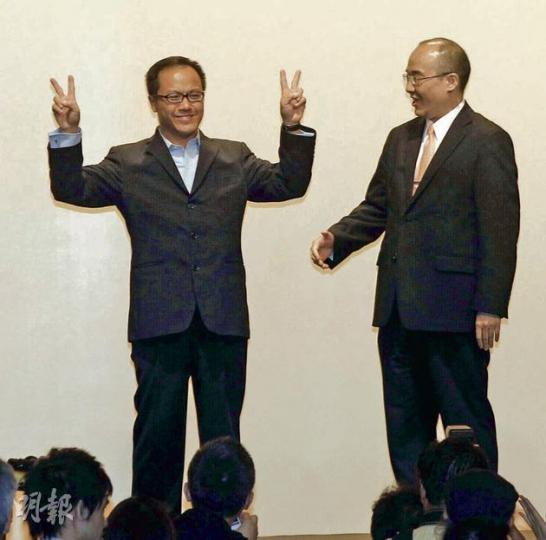 泛民的梁繼昌(左)在會計界當選,擊敗與發展局長陳茂波關係良好的林智遠(右)。(李紹昌攝) 法律界議席由公民黨郭榮鏗(左),成功從黨友吳靄儀手中接棒,而對手王桂壎(右)在宣讀選舉結果時也大方祝賀。(余俊亮攝) 資訊科技界的莫乃光2008年以35票之微落敗,今屆捲土重來取得「2828(易發易發)」好意頭票數,擊敗老對手譚偉豪。(余俊亮攝) 教育界議席由教協總幹事葉建源(中)當選,從教育界議席退下的張文光(右)上台道賀,喜獲接棒人。(李紹昌攝) 泛民的梁繼昌(左)在會計界當選,擊敗與發展局長陳茂波關係良好的林智遠(右)。(李紹昌攝) 法律界議席由公民黨郭榮鏗(左),成功從黨友吳靄儀手中接棒,而對手王桂壎(右)在宣讀選舉結果時也大方祝賀。(余俊亮攝) 資訊科技界的莫乃光2008年以35票之微落敗,今屆捲土重來取得「2828(易發易發)」好意頭票數,擊敗老對手譚偉豪。(余俊亮攝) 教育界議席由教協總幹事葉建源(中)當選,從教育界議席退下的張文光(右)上台道賀,喜獲接棒人。(李紹昌攝)