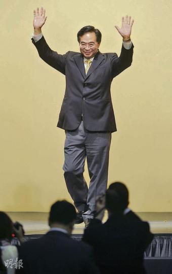 屬「梁營」的盧偉國當選工程界議員,擊敗自1997年起出任該界別議員的何鍾泰。(余俊亮攝) 建築、測量及都市規劃界,「梁粉」謝偉銓(右)僅以61票險勝,難怪當選後笑不攏嘴。(余俊亮攝) 屬「梁營」的盧偉國當選工程界議員,擊敗自1997年起出任該界別議員的何鍾泰。(余俊亮攝) 建築、測量及都市規劃界,「梁粉」謝偉銓(右)僅以61票險勝,難怪當選後笑不攏嘴。(余俊亮攝)