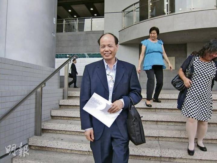被控非禮的黎錦佛昨由友人陪同離開法院。(林綺琪攝) 被控非禮的黎錦佛昨由友人陪同離開法院。(林綺琪攝)