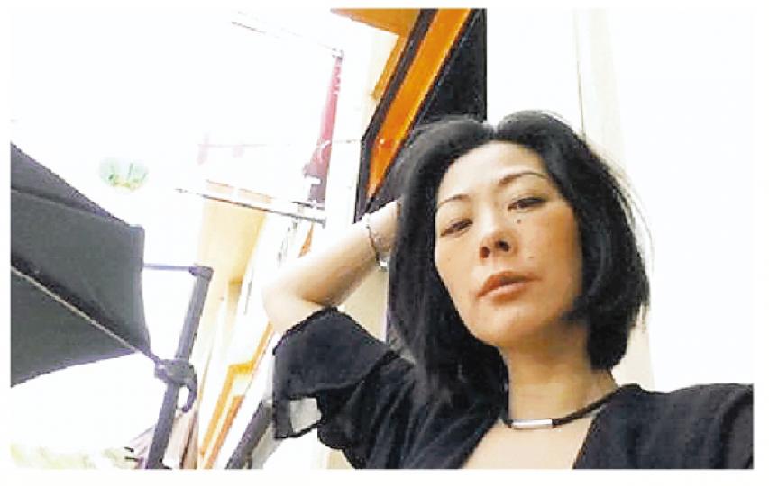 關淑怡一向前衛自我,即使拍照也擺出cool爆甫士。(微博圖片) 關淑怡一向前衛自我,即使拍照也擺出cool爆甫士。(微博圖片)