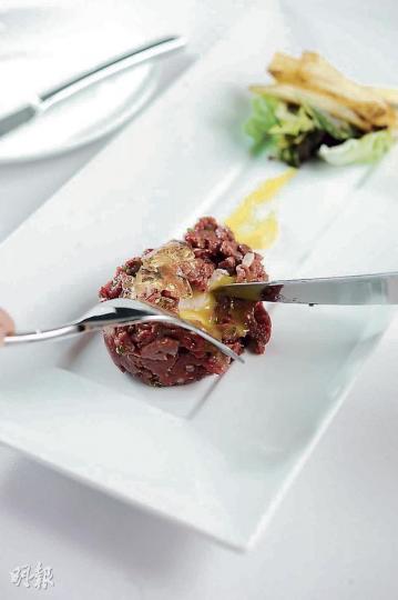 Classic Beef Tartare with French Fries﹕生牛肉批內包着以攝氏65度慢煮12分鐘的流心鵪鶉蛋,混合批上的牛肉湯凍同吃,牛肉嫩滑無比,口感豐富。($168,Le Salon)(葉思雅攝) 鵪鶉蛋($12/24隻,錦記)(陳淑安攝) 迷你熱鍋鵪鶉蛋雞肉丼 - 有點似窩蛋牛肉飯,賣相十分精緻。($50,Rasuperman)(陳淑安攝) Classic Beef Tartare with French Fries﹕生牛肉批內包着以攝氏65度慢煮12分鐘的流心鵪鶉蛋,混合批上的牛肉湯凍同吃,牛肉嫩滑無比,口感豐富。($168,Le Salon)(葉思雅攝) 鵪鶉蛋($12/24隻,錦記)(陳淑安攝) 迷你熱鍋鵪鶉蛋雞肉丼 - 有點似窩蛋牛肉飯,賣相十分精緻。($50,Rasuperman)(陳淑安攝)
