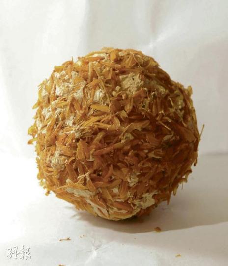 皮蛋($3/隻,錦記)(陳淑安攝) 梁錦棠(陳淑安攝) 大師姐表示,皮蛋蛋殼黑點愈多,表示醃製時間愈長,故圖左的皮蛋蛋殼沒有黑點,絕大多數是溏心;右邊的皮蛋蛋殼雖有數個黑點,但不算多,估計也屬溏心,不過最好先吃黑點較多的那隻。(葉思雅攝) 皮蛋($3/隻,錦記)(陳淑安攝) 梁錦棠(陳淑安攝) 大師姐表示,皮蛋蛋殼黑點愈多,表示醃製時間愈長,故圖左的皮蛋蛋殼沒有黑點,絕大多數是溏心;右邊的皮蛋蛋殼雖有數個黑點,但不算多,估計也屬溏心,不過最好先吃黑點較多的那隻。(葉思雅攝)