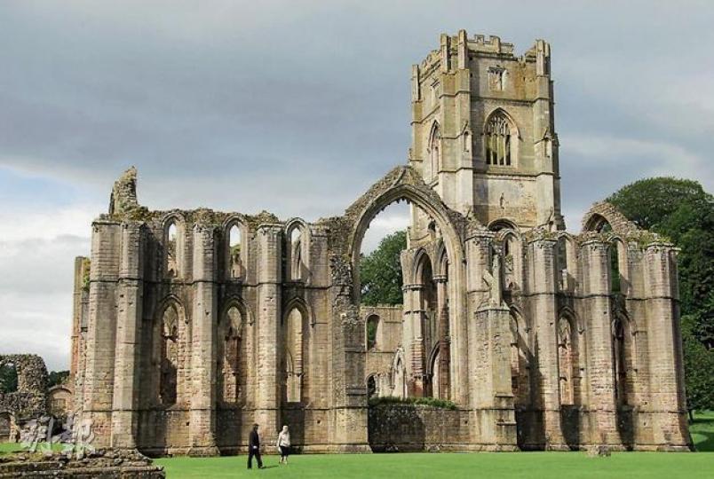 Fountains Abbey是全英國最大的修道院遺蹟,高50米的塔樓仍屹立不倒。(郭瑋瑋攝) 修士宿舍裏,仍可見當年支撐屋頂的石柱。(郭瑋瑋攝) Fountains Abbey每年都舉行不少活動,記者到訪時便碰上一班中世紀愛好者,紮營重現15世紀的生活。(郭瑋瑋攝) 修道院廚房的煙囪依然矗立。(郭瑋瑋攝) Fountains Abbey部分建於Skell River之上,可見當時的建築技術已相當成熟。(郭瑋瑋攝) 平信徒宿舍的屋頂出奇地保留完好,成為拍照勝地。(郭瑋瑋攝) The World Fountains Abbey是全英國最大的修道院遺蹟,高50米的塔樓仍屹立不倒。(郭瑋瑋攝) 修士宿舍裏,仍可見當年支撐屋頂的石柱。(郭瑋瑋攝) Fountains Abbey每年都舉行不少活動,記者到訪時便碰上一班中世紀愛好者,紮營重現15世紀的生活。(郭瑋瑋攝) 修道院廚房的煙囪依然矗立。(郭瑋瑋攝) Fountains Abbey部分建於Skell River之上,可見當時的建築技術已相當成熟。(郭瑋瑋攝) 平信徒宿舍的屋頂出奇地保留完好,成為拍照勝地。(郭瑋瑋攝) The World