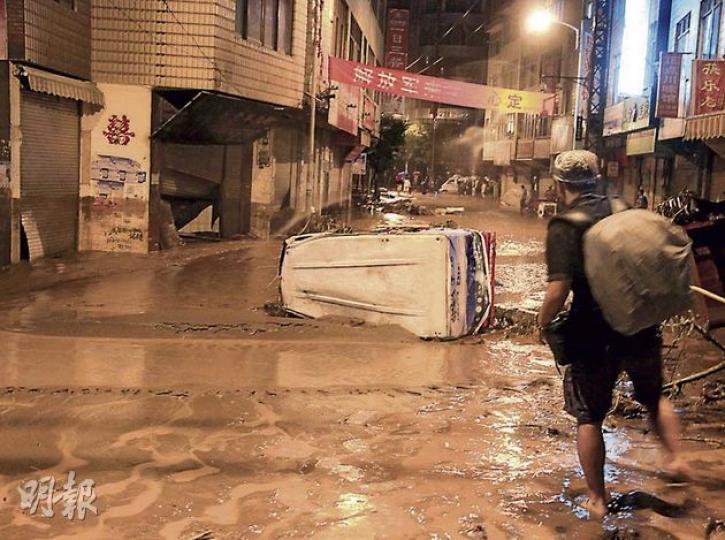 洪水湧上彝良縣城的大壩子街,多輛汽車被淹水中。(李泉攝) 災民用磚塊墊高地面以免帳篷內水浸。(李泉攝) 洪水湧上彝良縣城的大壩子街,多輛汽車被淹水中。(李泉攝) 災民用磚塊墊高地面以免帳篷內水浸。(李泉攝)