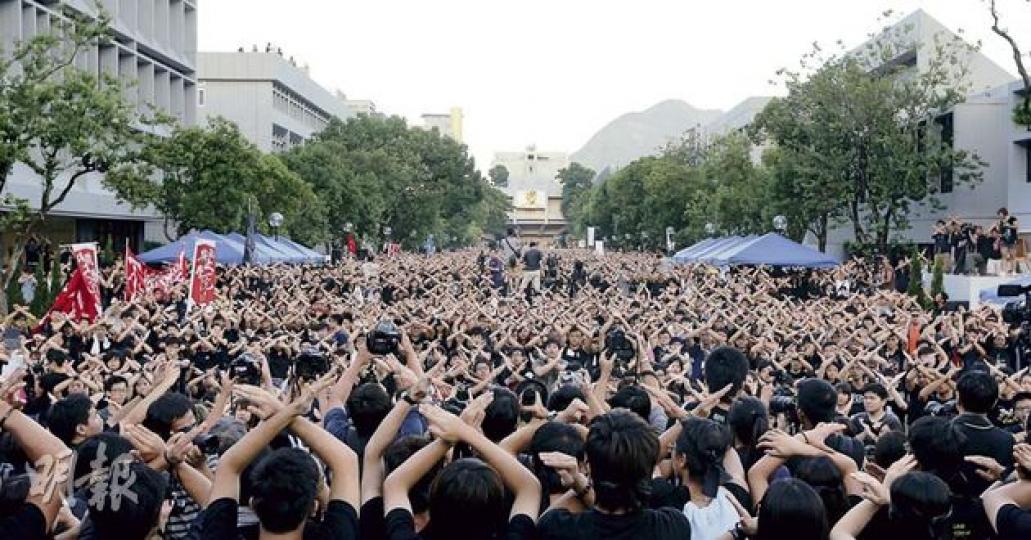 8000名大專師生響應學聯9.11罷課行動,參加者齊做「反國教」交叉手勢,以示大專生堅持不撤科不罷休。(李澤彤攝) 早前參與絕食要求政府撤科的中大新聞及傳播學院教授馬傑偉,表示一度因擔心面對傳媒及影響工作考慮放棄,最後因國教科侵犯其底線,決定站出來表達訴求。(李澤彤攝) 8000名八大、樹仁、恒管及珠海等自資院校師生穿黑衣前往中大罷課4小時,「染黑」百萬大道,其間高呼「不撤就罷反洗腦」等口號。(郭慶輝攝) 8000名大專師生響應學聯9.11罷課行動,參加者齊做「反國教」交叉手勢,以示大專生堅持不撤科不罷休。(李澤彤攝) 早前參與絕食要求政府撤科的中大新聞及傳播學院教授馬傑偉,表示一度因擔心面對傳媒及影響工作考慮放棄,最後因國教科侵犯其底線,決定站出來表達訴求。(李澤彤攝) 8000名八大、樹仁、恒管及珠海等自資院校師生穿黑衣前往中大罷課4小時,「染黑」百萬大道,其間高呼「不撤就罷反洗腦」等口號。(郭慶輝攝)