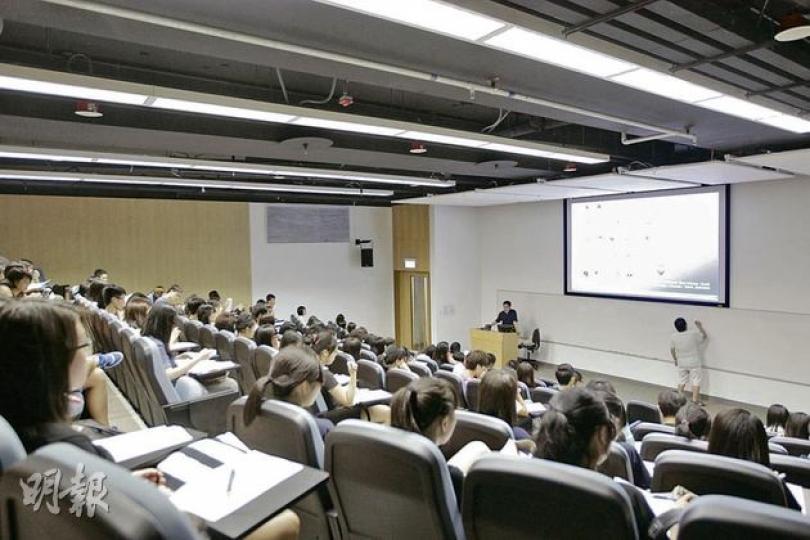 中大社會學系副教授陳健民早前表示學生可安心罷課,但昨日所見,120多名報讀學生中,逾90人堅持上課。(郭慶輝攝) 中大新傳學院教授蘇鑰機(右)的課,本有70多名學生,大部分同學拿取課程綱領後隨即往集會,不消一會課室已空空如也。(郭慶輝攝) 中大社會學系副教授陳健民早前表示學生可安心罷課,但昨日所見,120多名報讀學生中,逾90人堅持上課。(郭慶輝攝) 中大新傳學院教授蘇鑰機(右)的課,本有70多名學生,大部分同學拿取課程綱領後隨即往集會,不消一會課室已空空如也。(郭慶輝攝)