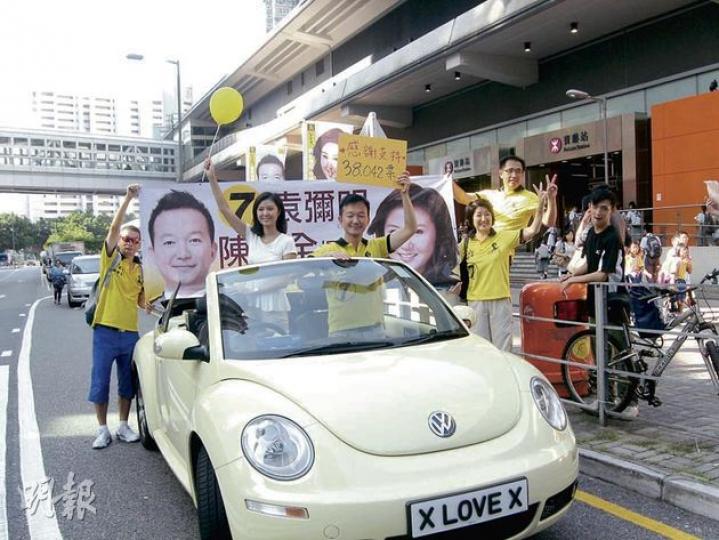 循新界東出選勝出的「慢必」陳志全(車上右方)昨與拍檔袁彌明(白衣)到將軍澳謝票。陳日前公開同性戀者身分,是本港首名「出櫃」議員,他表示日後在議會內會積極推動社會關注性傾向歧視。(袁柏恩攝) 循新界東出選勝出的「慢必」陳志全(車上右方)昨與拍檔袁彌明(白衣)到將軍澳謝票。陳日前公開同性戀者身分,是本港首名「出櫃」議員,他表示日後在議會內會積極推動社會關注性傾向歧視。(袁柏恩攝)