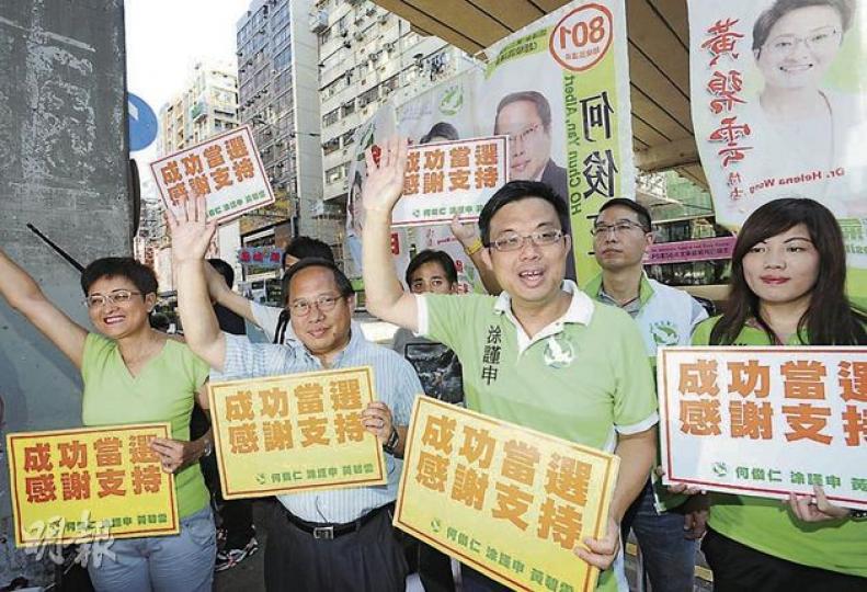 當選立法會超級區議會議員的民主黨涂謹申(前右二)、何俊仁(前左二),以及九龍西當選的黃碧雲(前左),昨到太子謝票。(鄧宗弘攝) 當選立法會超級區議會議員的民主黨涂謹申(前右二)、何俊仁(前左二),以及九龍西當選的黃碧雲(前左),昨到太子謝票。(鄧宗弘攝)