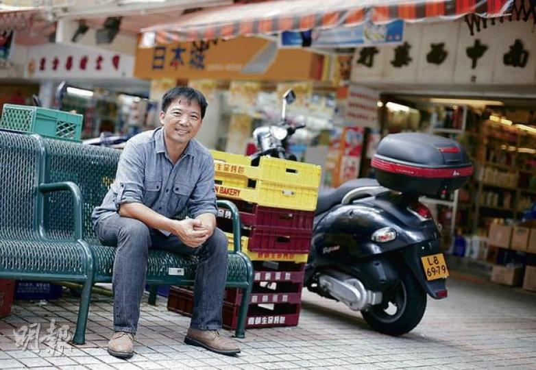 扎根九東的胡志偉,拍照期間不時與街坊打招呼,附近商舖負責人亦祝賀他當選。(李澤彤攝) 扎根九東的胡志偉,拍照期間不時與街坊打招呼,附近商舖負責人亦祝賀他當選。(李澤彤攝)