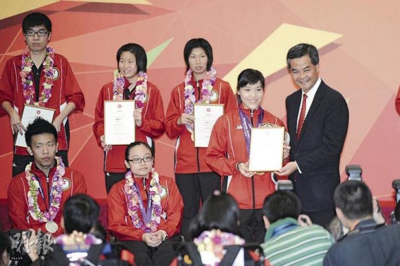 奪得3金3銀6銅嘅香港殘奧代表團噚日凱旋,喺機場接受特首梁振英(右一)頒發表揚獎狀。(鄧宗弘攝) 奪得3金3銀6銅嘅香港殘奧代表團噚日凱旋,喺機場接受特首梁振英(右一)頒發表揚獎狀。(鄧宗弘攝)