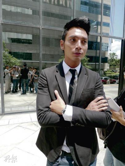 顧志雅表示已脫離「模界」,一段時間沒有模特兒工作,反而內地有一些公關工作正在洽商,惟案件纏身令他不能出外,幸獲家人支持,經濟未陷困境。(何偉畧攝) 顧志雅表示已脫離「模界」,一段時間沒有模特兒工作,反而內地有一些公關工作正在洽商,惟案件纏身令他不能出外,幸獲家人支持,經濟未陷困境。(何偉畧攝)