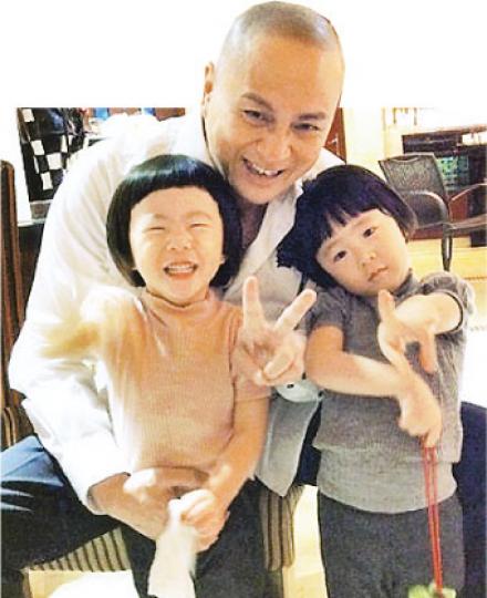 湯鎮業與一對孖女擺出V字手勢樂融融。(微博圖片) 湯鎮業與一對孖女擺出V字手勢樂融融。(微博圖片)