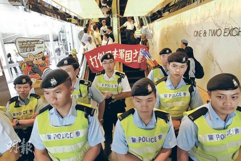 本港保釣人士昨日到日本總領事館外抗議,大批警員戒備。(李紹昌攝) 本港保釣人士昨日到日本總領事館外抗議,大批警員戒備。(李紹昌攝)