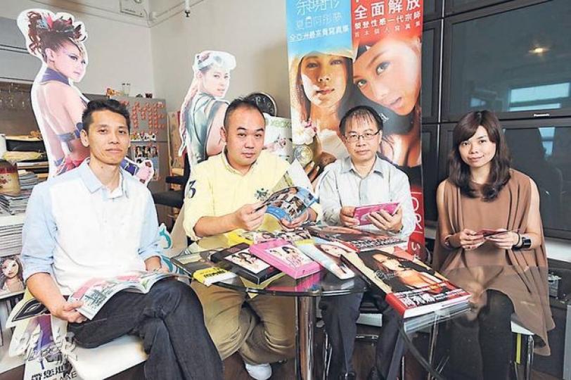 GME行政總監鄺君賢(左二)和三貓影室董事翁紀明(右二)、創作總監邱偉成(左一)、項目經理蘇泳瑗(右一)深信,網模生意有很大發展空間,若在「淘寶網」幹得出色,甚至可以吸引到外國網站合作。(葉思雅攝) GME行政總監鄺君賢(左二)和三貓影室董事翁紀明(右二)、創作總監邱偉成(左一)、項目經理蘇泳瑗(右一)深信,網模生意有很大發展空間,若在「淘寶網」幹得出色,甚至可以吸引到外國網站合作。(葉思雅攝)