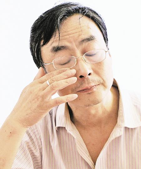 摯友李旺陽去世,尹正安至今仍無法親往拜祭,憶起李旺陽入獄後身軀被摧殘不似人形,一直語氣平靜的他,不禁流下男兒淚。(明報記者攝) 摯友李旺陽去世,尹正安至今仍無法親往拜祭,憶起李旺陽入獄後身軀被摧殘不似人形,一直語氣平靜的他,不禁流下男兒淚。(明報記者攝)