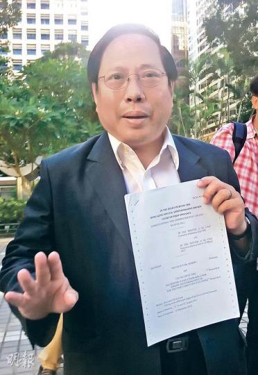 何俊仁認為選舉呈請有合理勝算,又指梁振英有可能被傳召出庭作供,接受其代表律師盤問。(梁珮珊攝) 高院昨拒絕梁振英剔除呈請的申請,特首辦發言人未有回應。圖為特首梁振英昨出席倫敦殘疾人奧運會中國香港代表團返港歡迎儀式。(鄧宗弘攝) 何俊仁認為選舉呈請有合理勝算,又指梁振英有可能被傳召出庭作供,接受其代表律師盤問。(梁珮珊攝) 高院昨拒絕梁振英剔除呈請的申請,特首辦發言人未有回應。圖為特首梁振英昨出席倫敦殘疾人奧運會中國香港代表團返港歡迎儀式。(鄧宗弘攝)