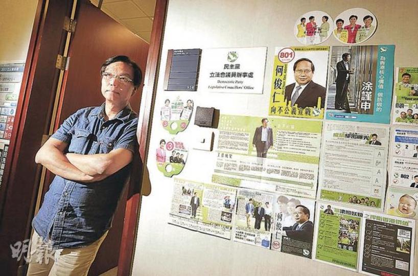 連任失敗的黃成智,質疑有候選人以鬧人「博大霧」當選,「(參選)無乜意義」。(李澤彤攝) 連任失敗的黃成智,質疑有候選人以鬧人「博大霧」當選,「(參選)無乜意義」。(李澤彤攝)
